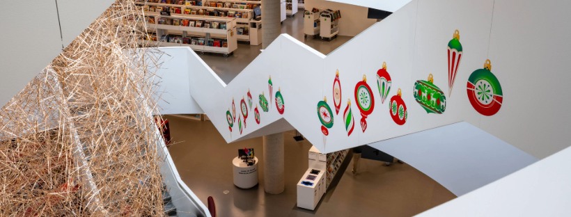 L'escalier de la bibliothèque Gabrielle-Roy dans l'ambiance des Fêtes!