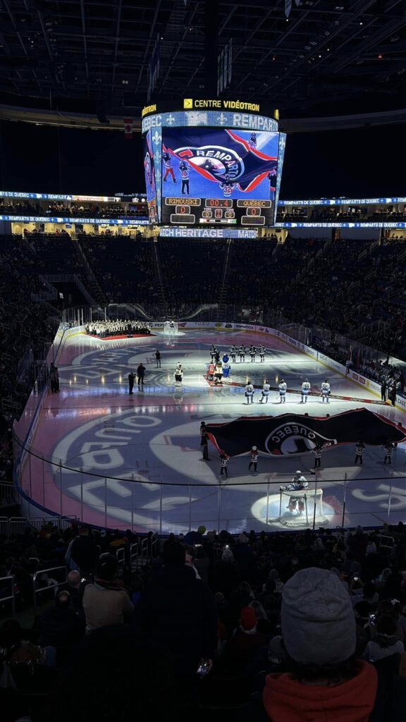 La Maîtrise change l'hymne national à la partie des Remparts de Québec au Centre Vidéotron